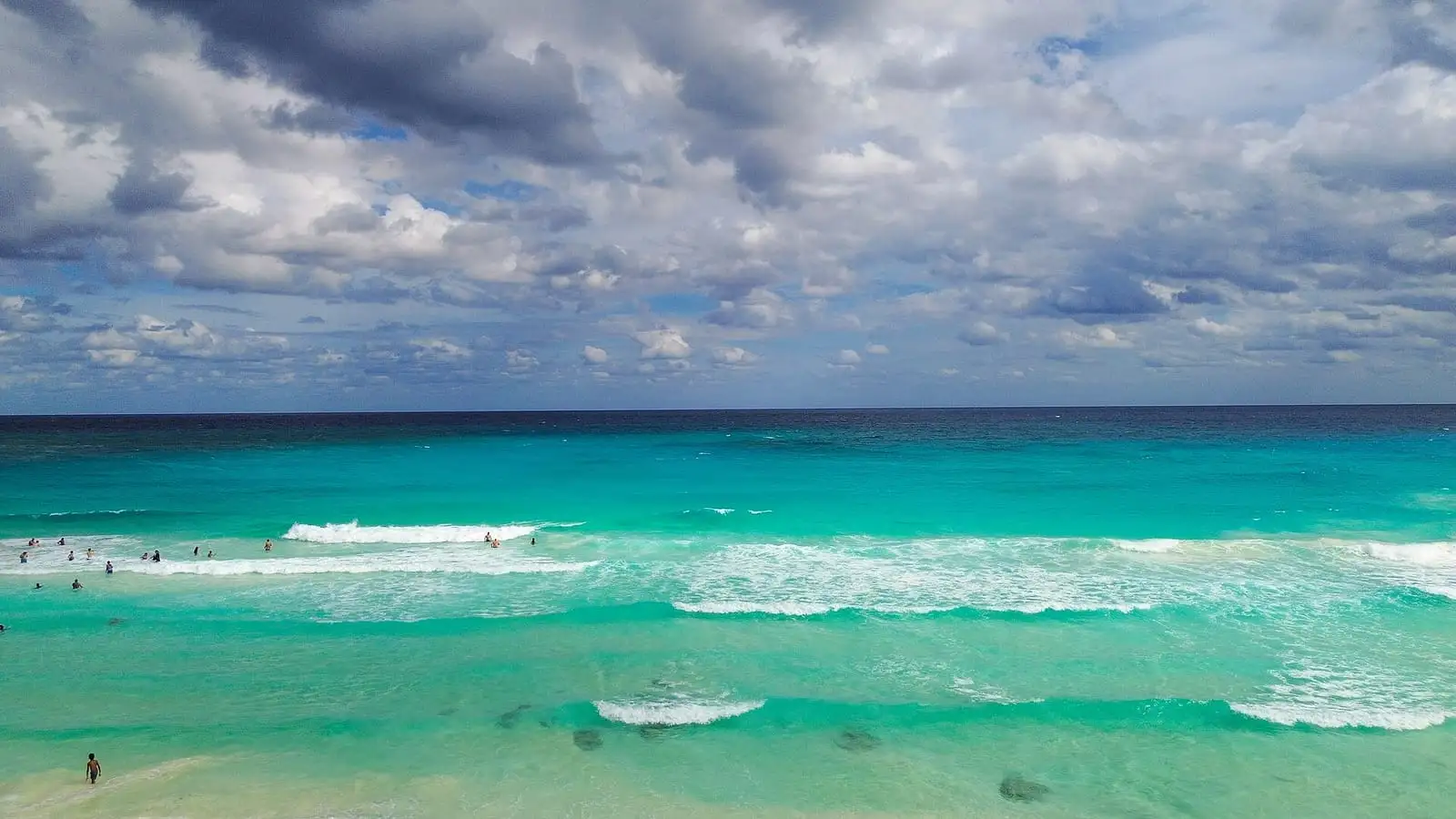 Mar do Caribe na praia Gaviota Azul, em Cancún
