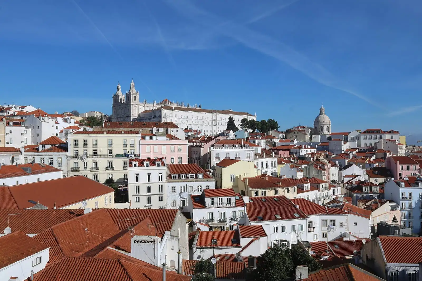 Alfama vista do Miradouro de Santa Luzia