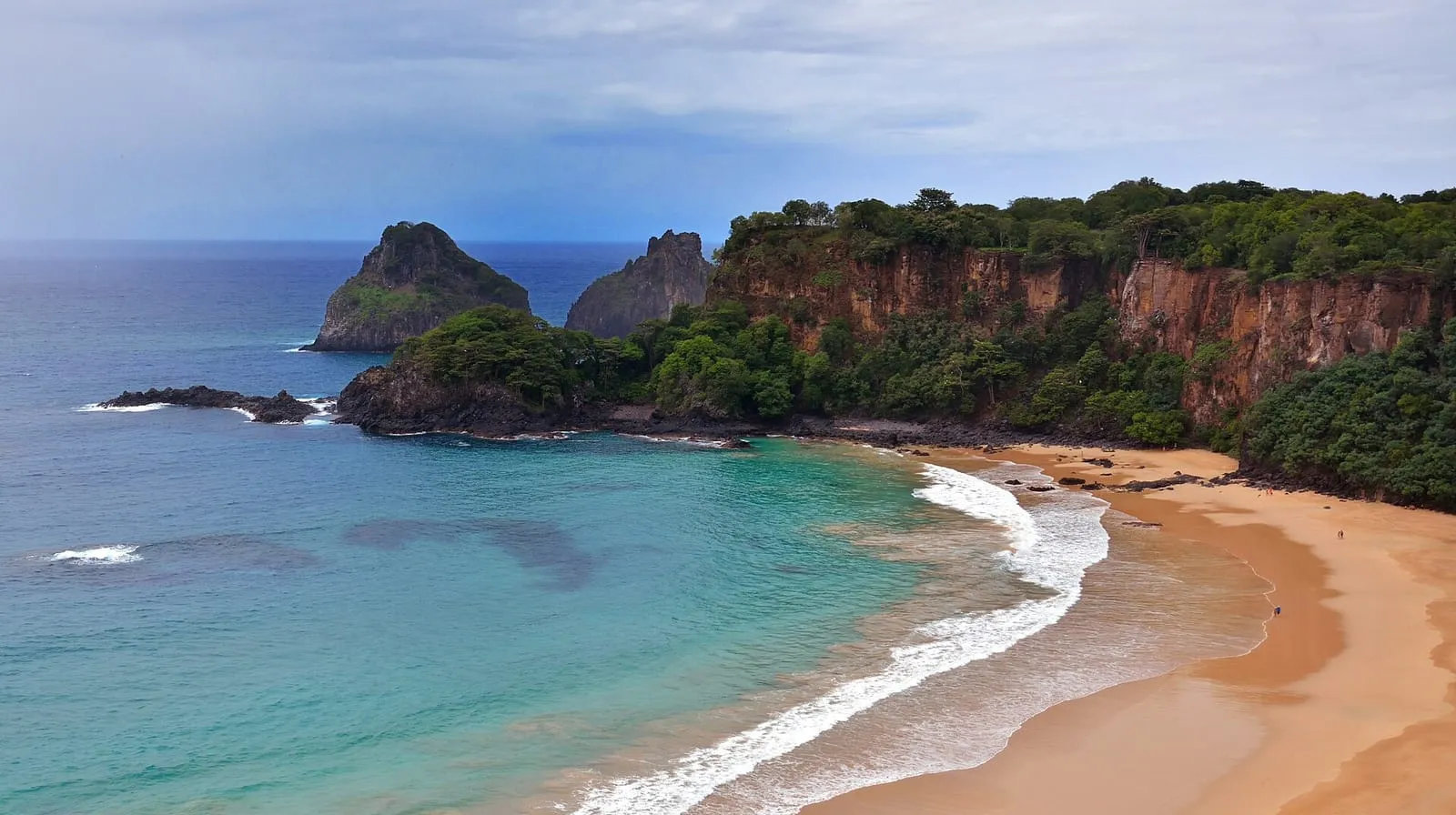 Praia do Sancho entre falésias e mar
