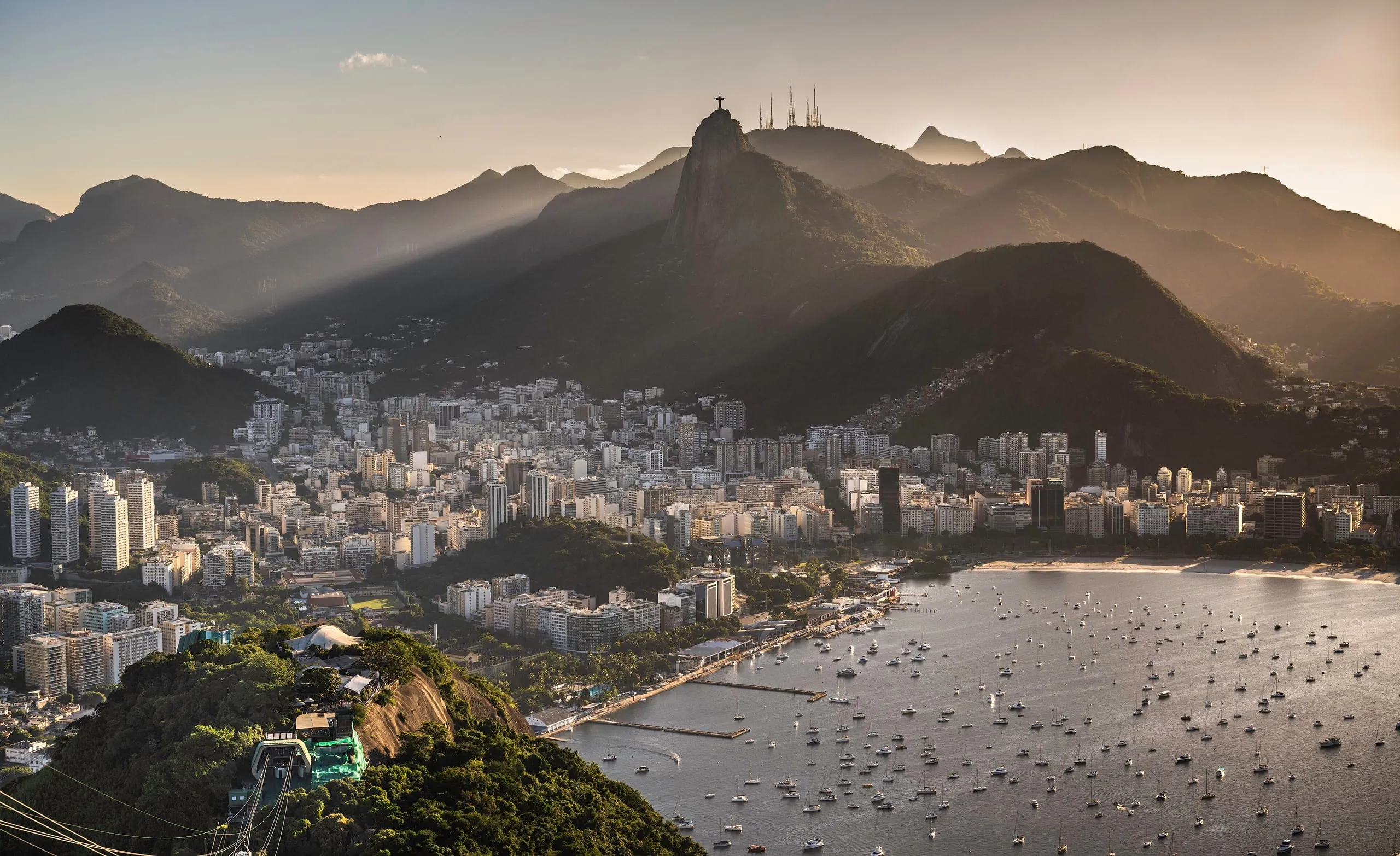 Enseada de Botafogo e Cristo Redentor vistos do Pão de Açúcar, no fim da tarde