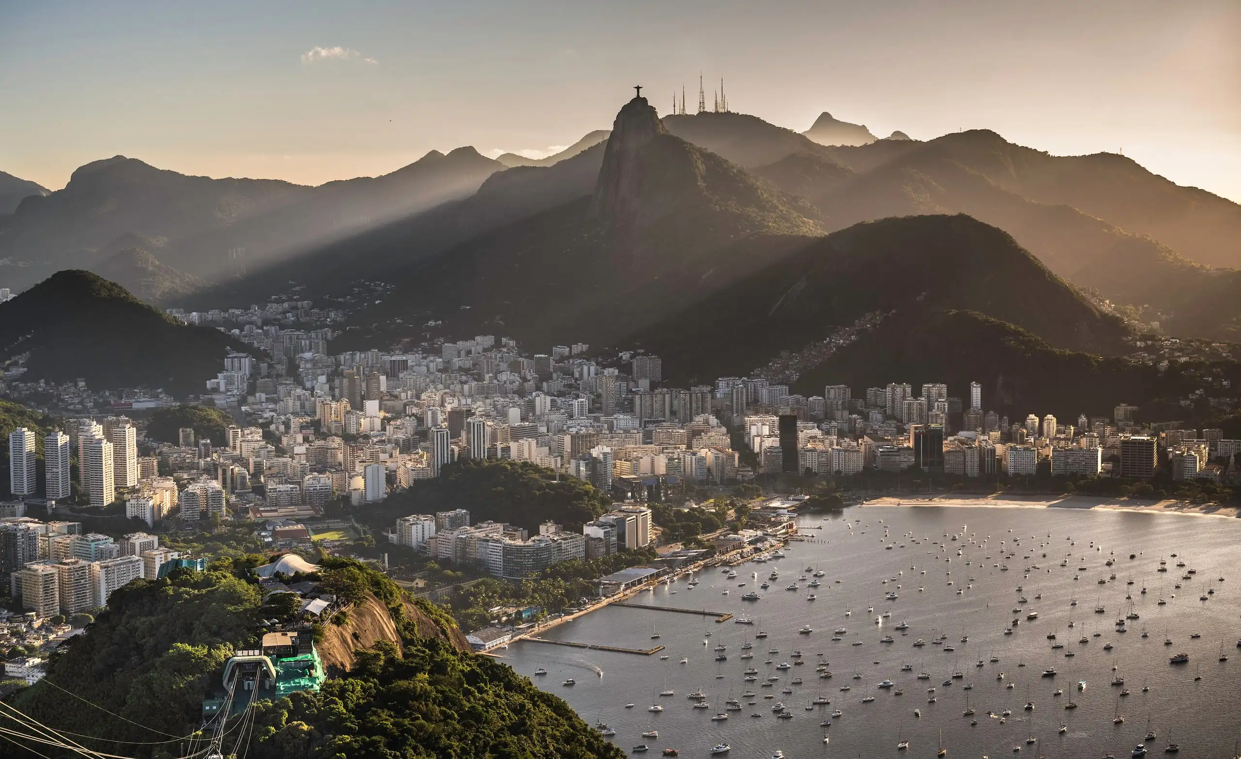 Enseada de Botafogo e Cristo Redentor vistos do Pão de Açúcar, no fim da tarde
